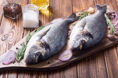 Çiğ dorado balık ve yemek pişirmek için ingridient. Deniz ürünleri