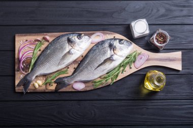 Çiğ dorado balık ve yemek pişirmek için ingridient. Deniz ürünleri