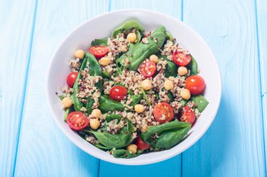 Ispanak salatası quinoa, domates ve nohut. Sağlıklı vegan superfood