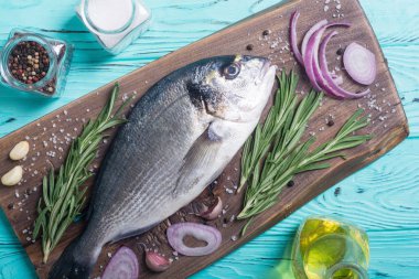 Çiğ dorado balık ve yemek pişirmek için ingridient. Deniz ürünleri