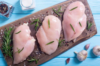 Madde ile çiğ tavuk göğsü (fileto). Et arka plan