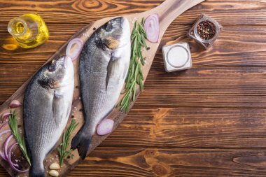 Çiğ dorado balık ve yemek pişirmek için ingridient. Deniz ürünleri