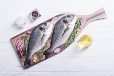Çiğ dorado balık ve yemek pişirmek için ingridient. Deniz ürünleri
