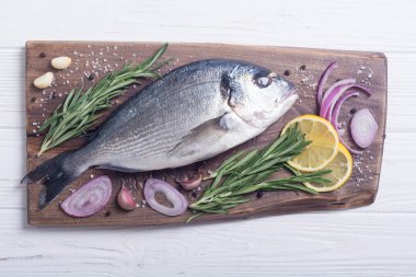 Çiğ dorado balık ve yemek pişirmek için ingridient. Deniz ürünleri