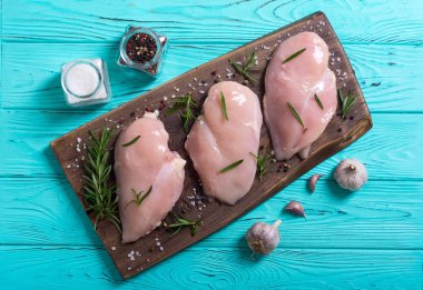 Madde ile çiğ tavuk göğsü (fileto). Et arka plan