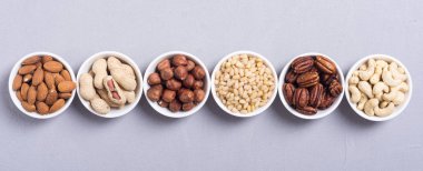 Fındık karışımı: antep fıstığı, badem, ceviz, çam fıstığı, fındık ve kaju. Kase backgrond içinde snack