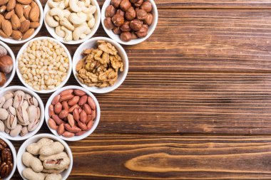 Fındık karışımı: antep fıstığı, badem, ceviz, çam fıstığı, fındık ve kaju. Kase backgrond içinde snack