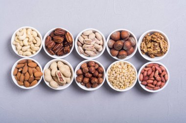 Fındık karışımı: antep fıstığı, badem, ceviz, çam fıstığı, fındık ve kaju. Kase backgrond içinde snack