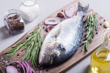 Çiğ dorado balık ve yemek pişirmek için ingridient. Deniz ürünleri