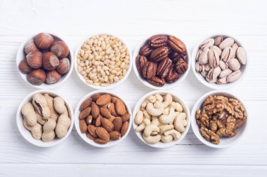 Fındık karışımı: antep fıstığı, badem, ceviz, çam fıstığı, fındık ve kaju. Kase backgrond içinde snack