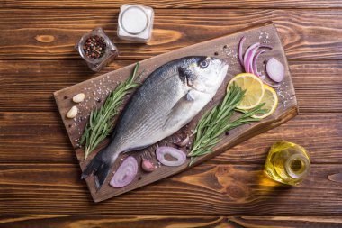 Çiğ dorado balık ve yemek pişirmek için ingridient. Deniz ürünleri