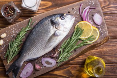 Çiğ dorado balık ve yemek pişirmek için ingridient. Deniz ürünleri