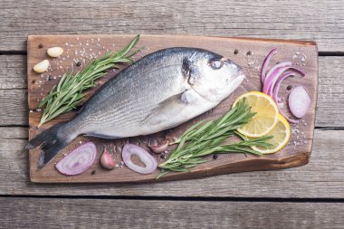 Çiğ dorado balık ve yemek pişirmek için ingridient. Deniz ürünleri