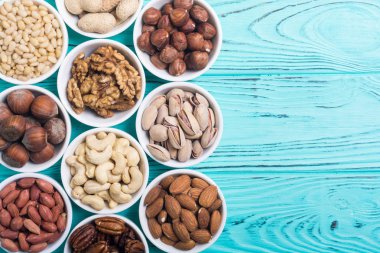 Fındık karışımı: antep fıstığı, badem, ceviz, çam fıstığı, fındık ve kaju. Kase backgrond içinde snack