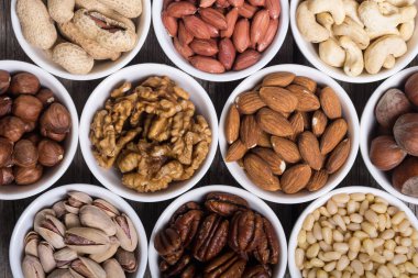 Fındık karışımı: antep fıstığı, badem, ceviz, çam fıstığı, fındık ve kaju. Kase backgrond içinde snack