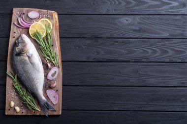 Çiğ dorado balık ve yemek pişirmek için ingridient. Deniz ürünleri