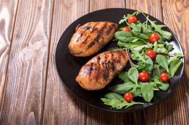 Izgara tavuk spinath ve domates salatası ile. Barbekü gıda arka plan