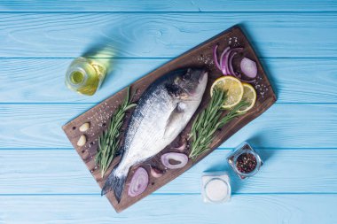 Çiğ dorado balık ve yemek pişirmek için ingridient. Deniz ürünleri