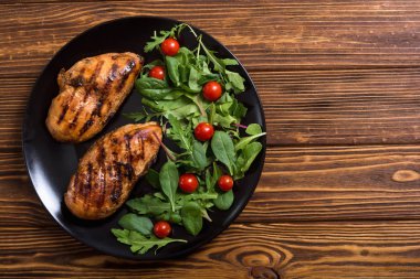 Izgara tavuk spinath ve domates salatası ile. Barbekü gıda arka plan