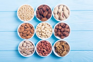 Fındık karışımı: antep fıstığı, badem, ceviz, çam fıstığı, fındık ve kaju. Kase backgrond içinde snack