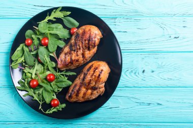 Izgara tavuk spinath ve domates salatası ile. Barbekü gıda arka plan