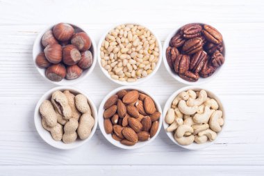 Fındık karışımı: antep fıstığı, badem, ceviz, çam fıstığı, fındık ve kaju. Kase backgrond içinde snack