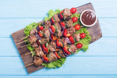 Izgara domuz şiş veya Sebzeli şiş kebap. Gıda arka plan Kebab
