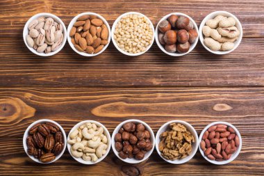 Fındık karışımı: antep fıstığı, badem, ceviz, çam fıstığı, fındık ve kaju. Kase backgrond içinde snack