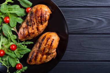 Izgara tavuk spinath ve domates salatası ile. Barbekü gıda arka plan