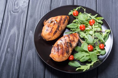 Izgara tavuk spinath ve domates salatası ile. Barbekü gıda arka plan