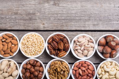 Fındık karışımı: antep fıstığı, badem, ceviz, çam fıstığı, fındık ve kaju. Kase backgrond içinde snack