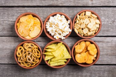 Çerçeve. Aperatifler karışımı: simit, kraker, cips cips ve pop corn 