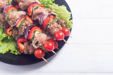 Izgara domuz şiş veya Sebzeli şiş kebap. Gıda arka plan Kebab