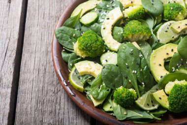 Yeşil bebek ıspanak salatası avokado, brokoli, salatalık, kireç ve susam. Sağlıklı detoks vegan gıda