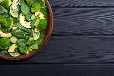Yeşil bebek ıspanak salatası avokado, brokoli, salatalık, kireç ve susam. Sağlıklı detoks vegan gıda
