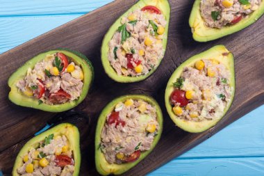 Salata sebze, maydanoz ve yumurta ile doldurulmuş avokado