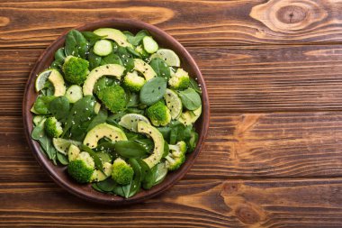 Yeşil bebek ıspanak salatası avokado, brokoli, salatalık, kireç ve susam. Sağlıklı detoks vegan gıda