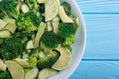 Yeşil salata avokado, brokoli, salatalık ve kireç ile. Sağlıklı vejetaryen salata
