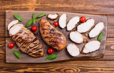 Izgara tavuk göğsü (fileto) fesleğen ve domates ile. Barbekü arka plan