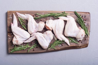 Biberiye, sarımsak, biber ve tuz ile ham kanat. Hazırlık için madde