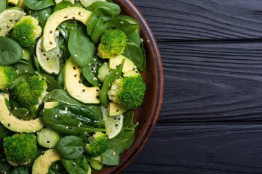 Yeşil bebek ıspanak salatası avokado, brokoli, salatalık, kireç ve susam. Sağlıklı detoks vegan gıda