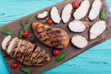 Izgara tavuk göğsü (fileto) fesleğen ve domates ile. Barbekü arka plan