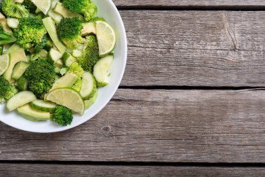 Yeşil salata avokado, brokoli, salatalık ve kireç ile. Sağlıklı vejetaryen salata