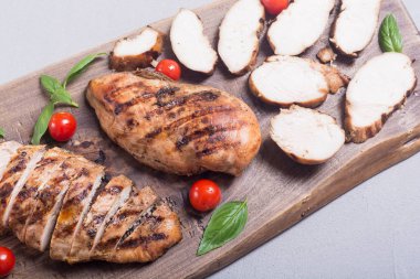 Izgara tavuk göğsü (fileto) fesleğen ve domates ile. Barbekü arka plan