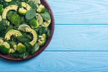 Yeşil bebek ıspanak salatası avokado, brokoli, salatalık, kireç ve susam. Sağlıklı detoks vegan gıda