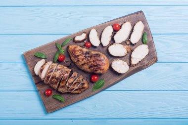 Izgara tavuk göğsü (fileto) fesleğen ve domates ile. Barbekü arka plan