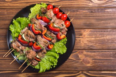 Izgara domuz şiş veya Sebzeli şiş kebap. Gıda arka plan Kebab