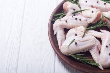 Biberiye, sarımsak, biber ve tuz ile ham kanat. Hazırlık için madde