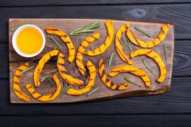 Biberiye ve ballı kızarmış kabak. Sağlıklı sonbahar gıda