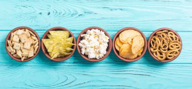 Çerçeve. Aperatifler karışımı: simit, kraker, cips cips ve pop corn 